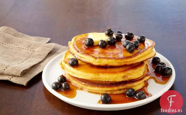 Tortitas De Suero De Mantequilla Con Jarabe De Vainilla y Bayas