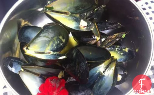 Mejillones Pilaf de Azafrán en una olla