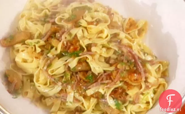 Tagliatelle con Funghi e Prosciutto (Fideos de Cinta con Champiñones y Jamón)