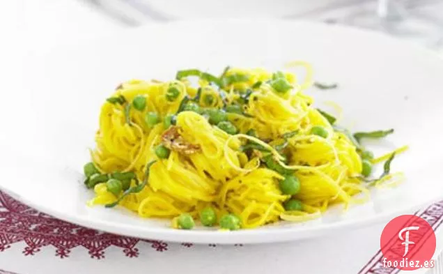 Pasta De Pelo De Ángel Con Azafrán, Jamón y Guisantes