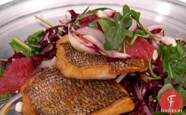 Lubina Negra Chamuscada con Verduras Amargas, Hinojo, Pomelo y Ensalada Feta