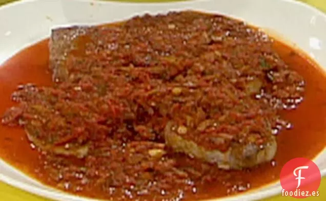 Chuletas de Cerdo al Estilo Español con Chorizo y Salsa de Pimiento Rojo Asado y Judías Verdes