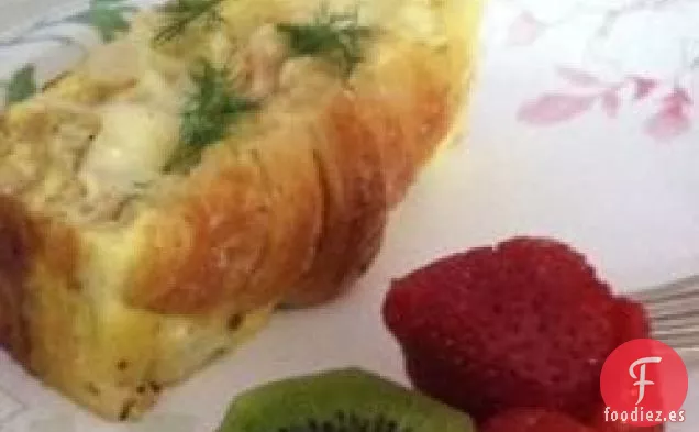 Cazuela de Desayuno con Croissant y Salmón
