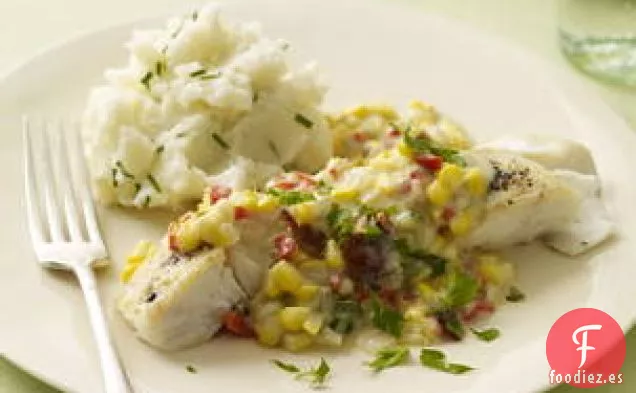 Fletán Con Salsa De Sopa De Maíz, Crema Agria Y Puré De Cebollino