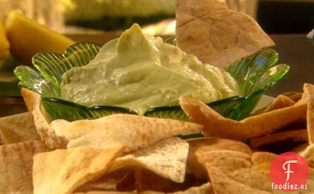 Salsa de Queso de Cabra de Aguacate con Chips de Pita de Trigo Integral