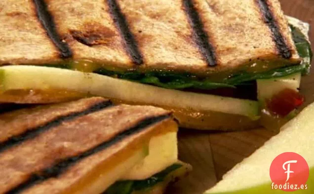 Queso Cheddar Ahumado y Quesadilla de Manzana