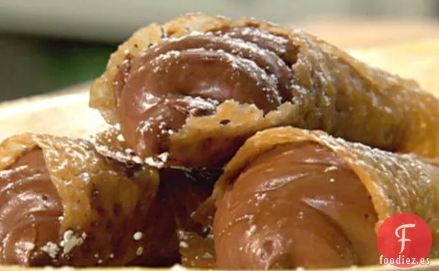 Trompetas de Encaje de Magnolia con Relleno de Queso Crema de Chocolate