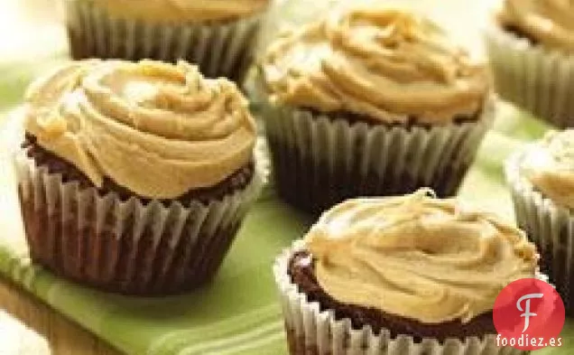 Cupcakes de Caramelo de Chocolate con Glaseado de Mantequilla de Maní