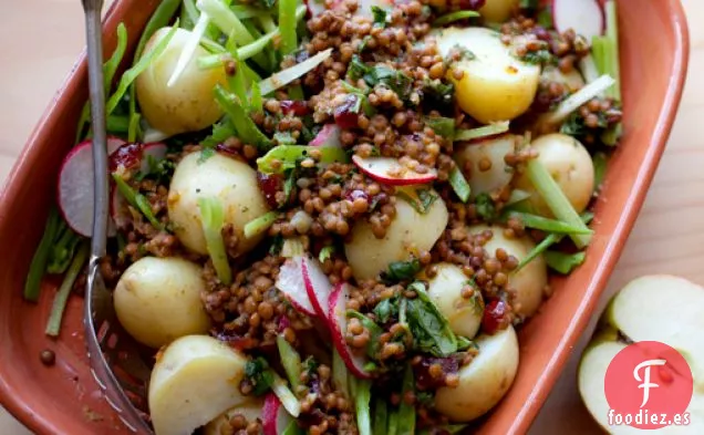 Lentejas Aderezadas Con Manzana Con Papas Nuevas y Ensalada Crujiente