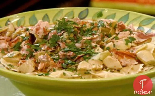 Corbatas con Panceta, Salmón a la Parrilla y Alcachofas, y Verduras Mixtas con Aderezo de Pimienta Rusa