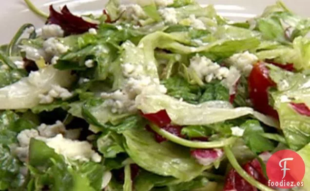 Ensalada de Verduras de Mesclun con Arándanos Secos, Albóndigas de Mascarpone y Vinagreta de Champán