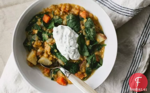 Sopa De Lentejas Rojas Y Verduras Con Yogur De Cebollino