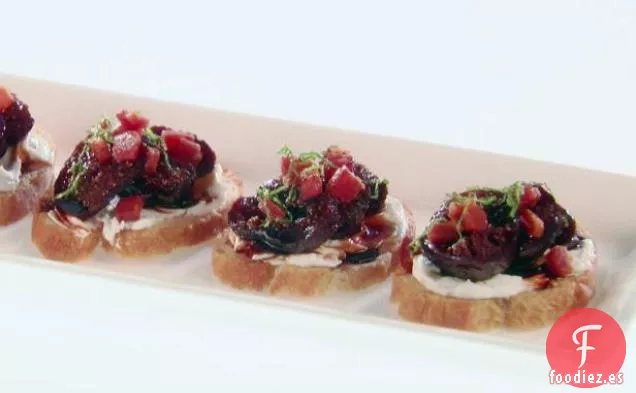 Crostini con Higos Escalfados y Queso de Cabra