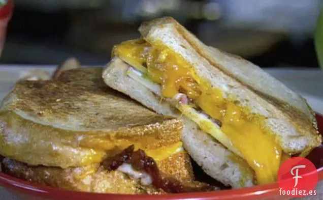 Sandwich de Manzana, Tocino y Queso Cheddar a la Parrilla con Mayonesa de Cebolla Roja Asada