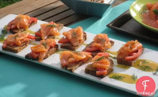 Salmón Ahumado en Pan de Siete Granos a la Parrilla con Tomate y Eneldo