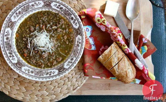 Salchicha De Pollo Picante Y Sopa De Lentejas