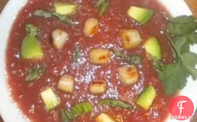 Sopa de Tomate Fría con Vieiras Chamuscadas, Aguacate y Albahaca Rasgada