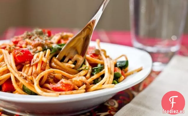 Pasta De Aceite De Oliva Con Nueces, Lentejas Y Pimientos Rojos