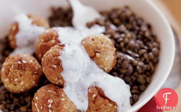 Albóndigas de Dátiles de Pavo con Lentejas y Salsa de Yogur