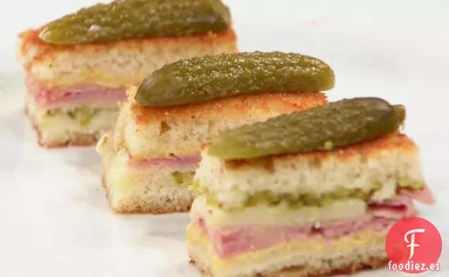 Mini Gruyere a la parrilla y Sammies de Jamón con Cornichons