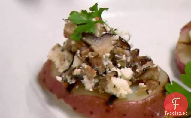 Patatas Nuevas a la Parrilla con Champiñones Shiitake, Chalotes y Queso de Cabra