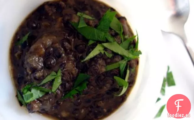 Sopa De Lentejas Negras Con Pimienta Negra Y Semillas De Comino