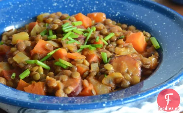 Una Sartén de Salchicha, Lentejas y Cena Vegetariana