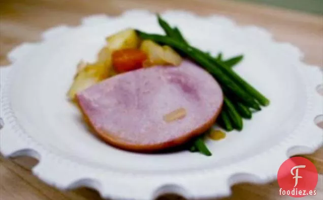 Jamón Glaseado con Frutas Tropicales con Cebolla Dulce y Patatas Doradas Yukon