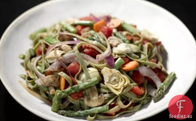 Fettuccine de Espinacas con Verduras Salteadas, Corazones de Alcachofa y Mozzarella Rallada