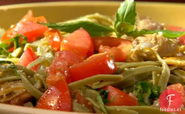 Fettuccine de Espinacas con Salsa de Mantequilla de Almejas y Tomates Cortados en Cubitos