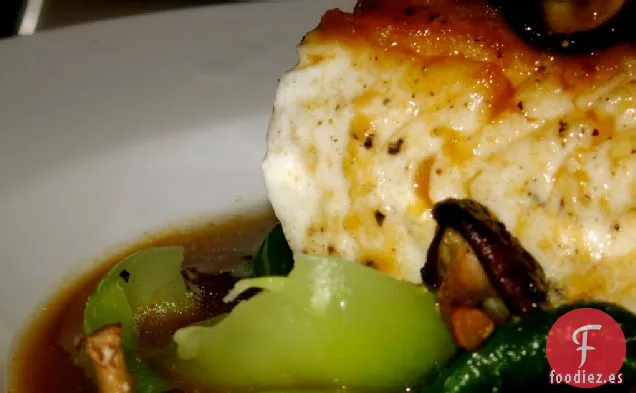 Fletán Asado en Sartén en Caldo Dashi con Col China y Champiñones Baby Shitake