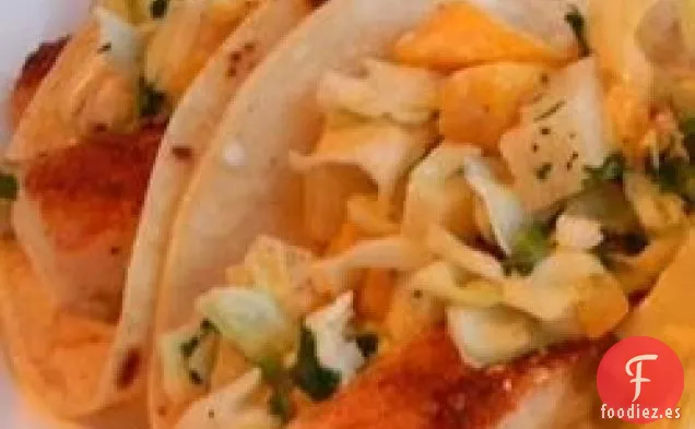Tacos de Pescado Fáciles con Ensalada de Mango y Piña