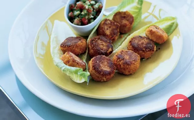 Köfte de Lentejas Rojas con Ensalada de Tomate y Pepino