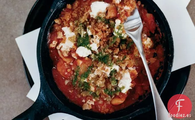 Frijoles de Lima Gigantes con Tomates Guisados y Pesto de Orégano