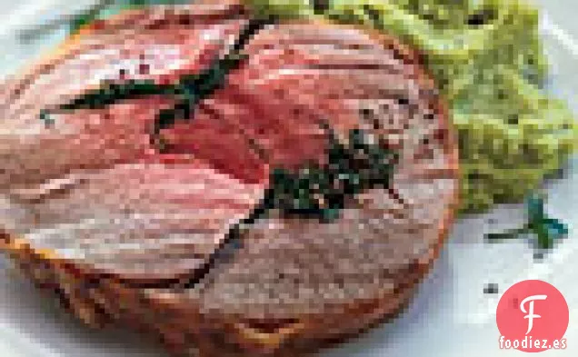 Pierna de Cordero Asada con Menta, Ajo y Puré de Habas de Lima