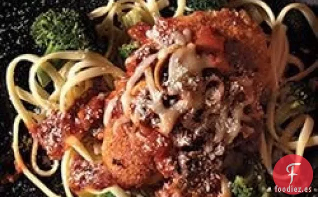 Parmesano de Pollo con Linguini y Brócoli