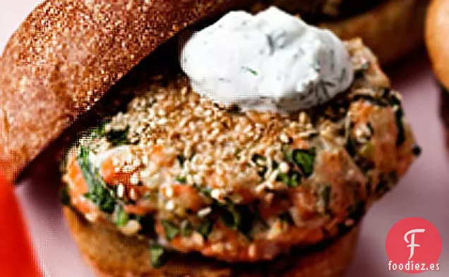 Hamburguesa De Salmón Con Costra De Semillas De Sésamo Con Salsa De Yogur