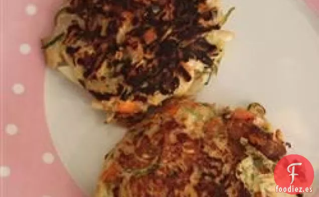 Tortitas de Calabacín Bajas en Calorías con Aderezo de Albahaca Baja en Grasa
