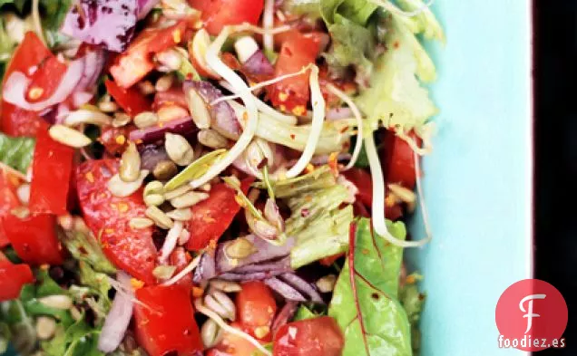 Brotes De Tomates, Hojas Mixtas Y Frijoles Mungos