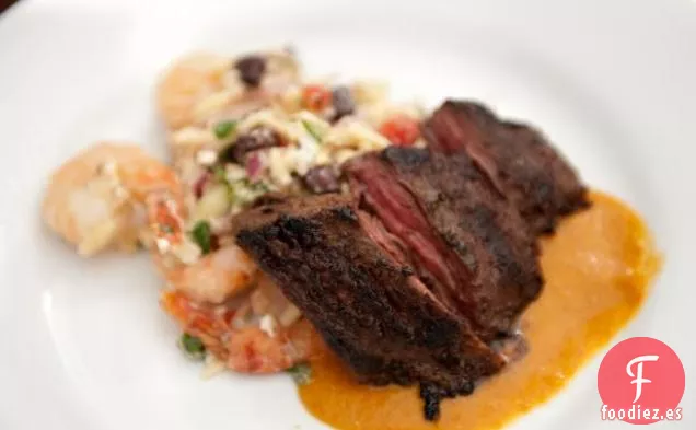 Bistec a la Parrilla con Salsa de Tomate Asado Dulce y Camarones Asados, Frijoles Negros y Ensalada de Orzo