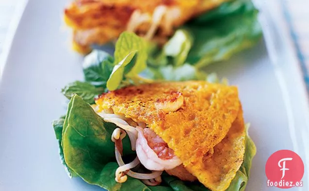 Crujientes Crepes Vietnamitas con Camarones, Cerdo y Brotes de Soja