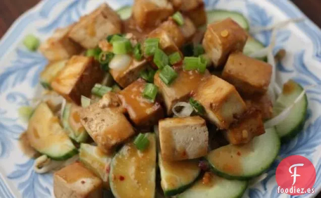 Tofu Indonesio, Brotes De Frijoles Y Ensalada De Pepino Con Guisantes Picantes