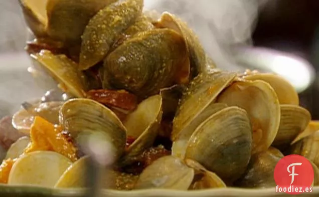 Almejas al Vapor con Chorizo, Cítricos y Alioli de Azafrán