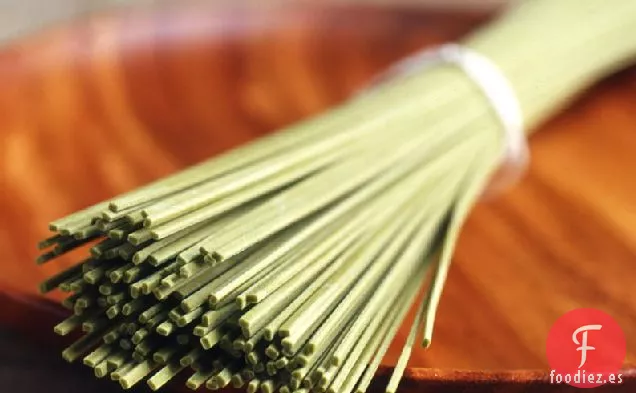 Verduras de Mostaza Picantes con Fideos Asiáticos