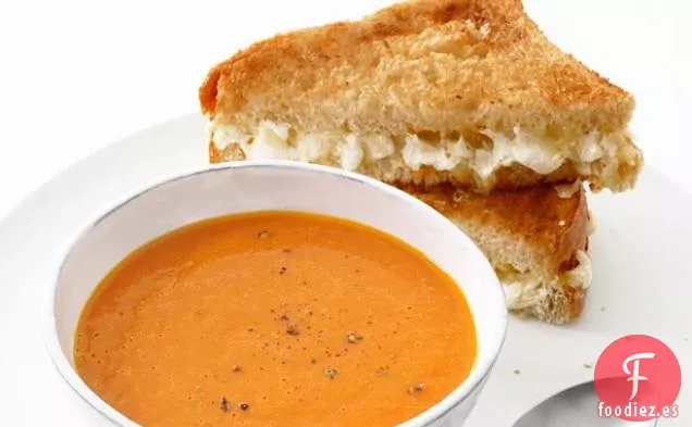 Queso A La Parrilla Triple Con Sopa De Tomate