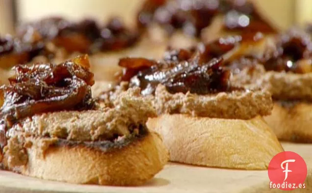 Crostini de Paté de Hígado de Pollo con Cebollas Balsámicas