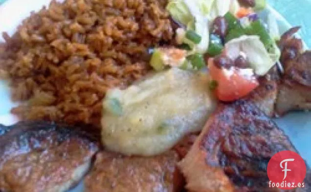 Chuletas de Cerdo a la Parrilla de Mezquite con Salsa de Manzana