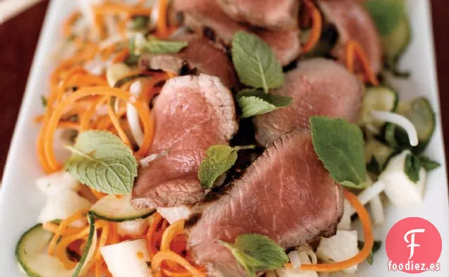 Ensalada de Jícama, Kirby y Zanahoria con Cordero Carbonizado
