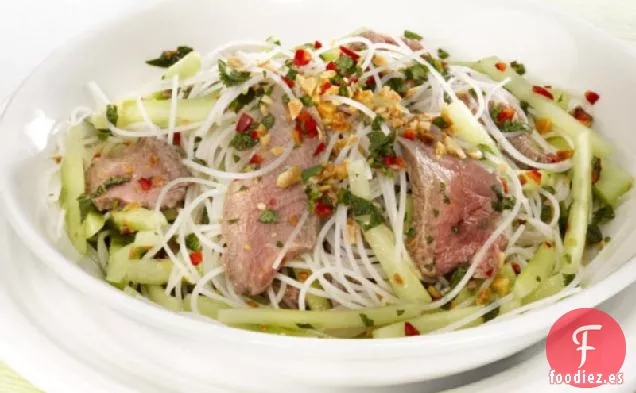 Ensalada Vietnamita de Carne de Res, Papaya Verde y Fideos
