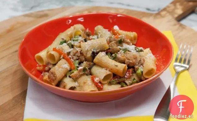 Rigatoni con Salchicha de Pollo Picante, Espárragos, Berenjena y Pimientos Asados